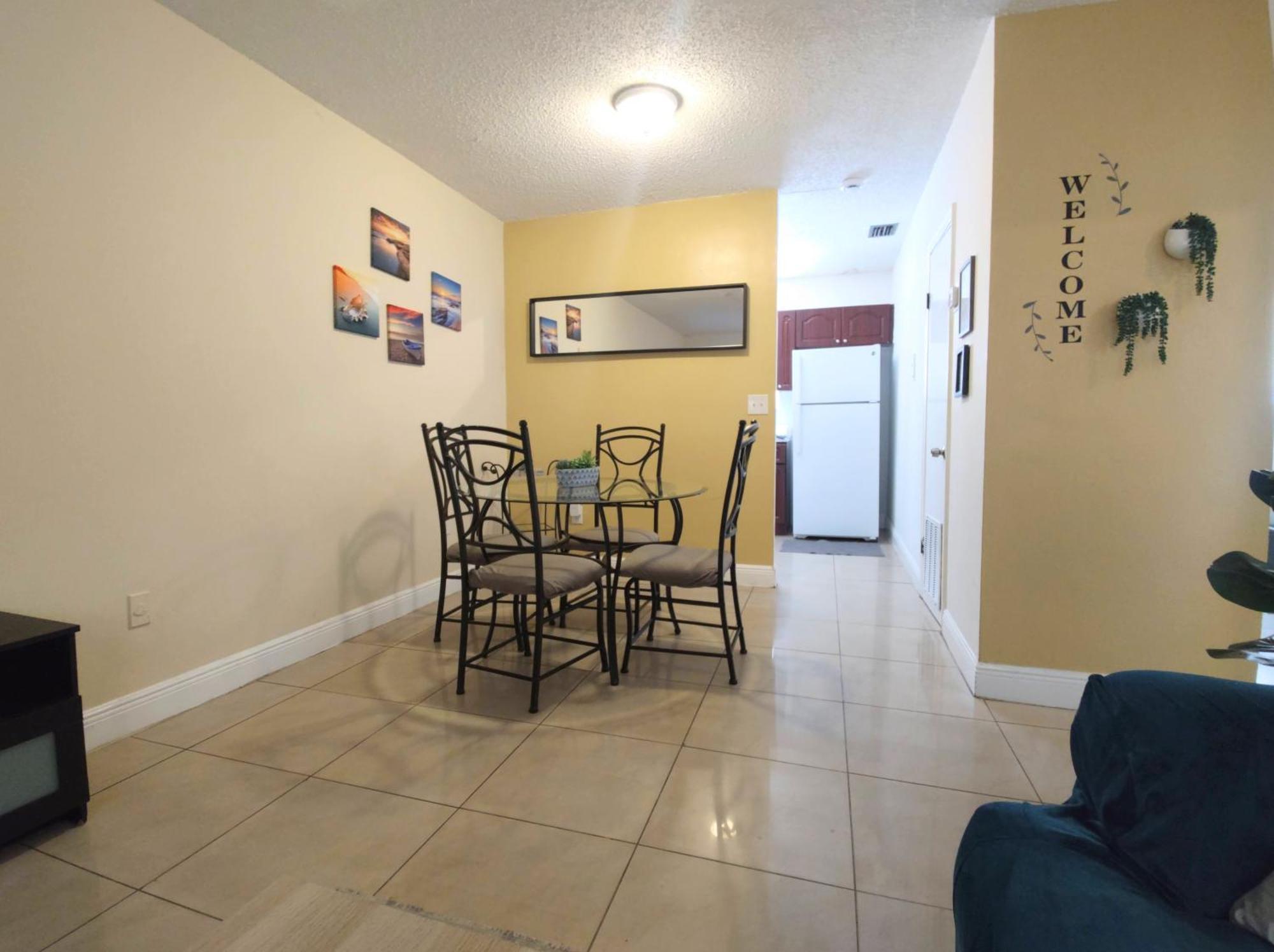 Chic 2 Bedroom Close Downtown W Parking *