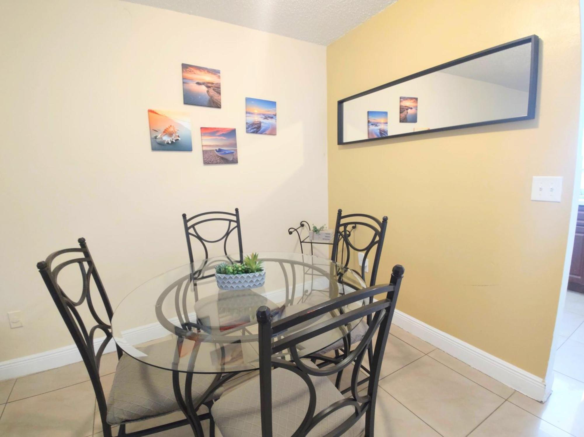 Chic 2 Bedroom Close Downtown W Parking