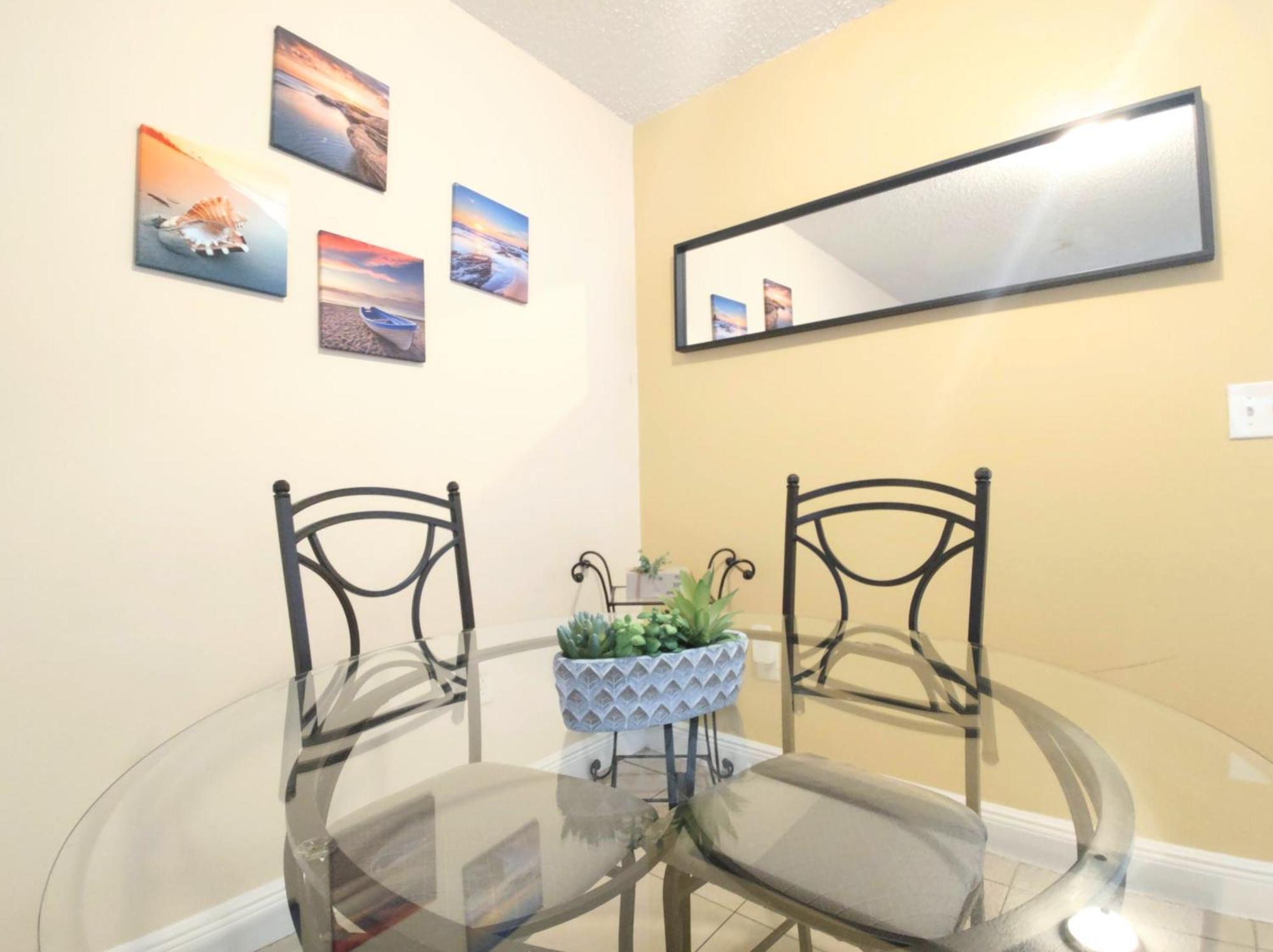 Chic 2 Bedroom Close Downtown W Parking Apartment